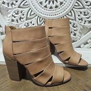 NWOT Report Tan Strappy Women's Chunky Heeled Sandals Size 7